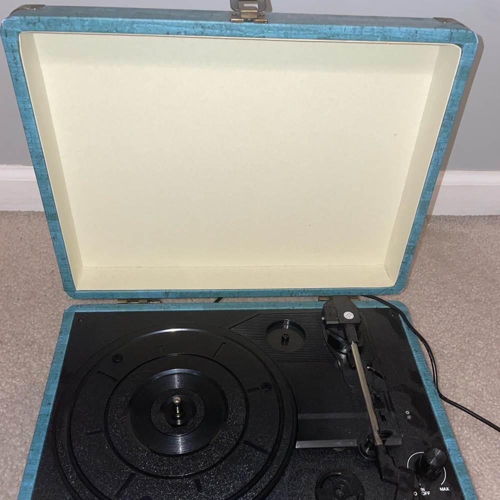 BARELY USED VICTROLA VINTAGE RECORD PLAYER (BUILT IN SPEAKERS)